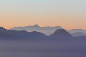 bellissimo tramonto e Alba su cielo e d'oro crepuscolo tempo con nebbia e nebbia nel valle di montagna strato foto