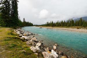 lunatico fiume nel Banff nazionale parco, Canada con sbalorditivo turchese acqua foto