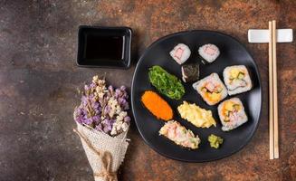 mescolare Sushi su vecchio Marrone ruggine sfondo foto