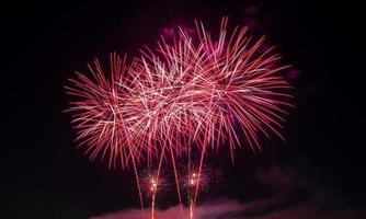 fuochi d'artificio sullo sfondo del cielo scuro foto