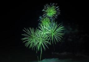 fuochi d'artificio sullo sfondo del cielo scuro foto