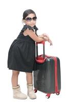 carino ragazza viaggiatore con valigia isolato foto