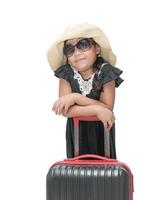 carino ragazza viaggiatore con valigia isolato foto