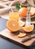 fresco affettato arancia e arancia succo foto