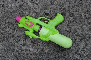 foto di il verde giocattolo pistola su il terra