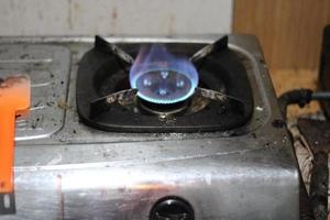 foto di gas stufa illuminazione blu fiamma