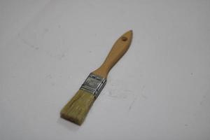 foto di un' giallo spazzola fatto di legna con un' bianca sfondo