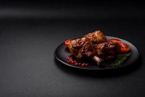delizioso grigliato pollo gambe con spezie e erbe aromatiche nel teriyaki salsa foto