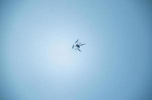 un' volante fuco nel il blu cielo foto