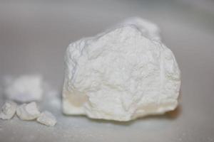 puro cocaina rocce vicino su droga e farmaci sfondo alto qualità grande dimensione immediato Stampa illegale sostanze azione fotografia foto