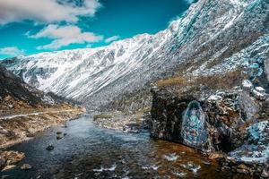 pietra intagli e dipinti di tibetano Budda statue nel il montagne di occidentale sichuan, Cina foto