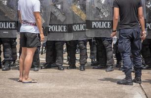 rivolta polizia scontrato con il manifestanti. foto