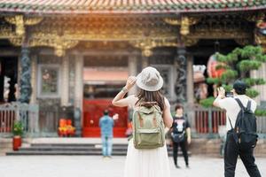 donna viaggiatore visitare nel taiwan, turista con cappello giro turistico nel longshan tempio, Cinese popolare religioso tempio nel wanhua quartiere, taipei città. punto di riferimento e popolare. viaggio e vacanza concetto foto