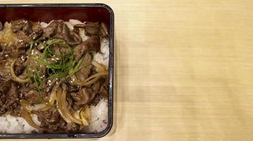 giapponese cibo yakiniku grigliato carne cucina nel il scatola con Riso. piatto posizione, copia spazio. foto