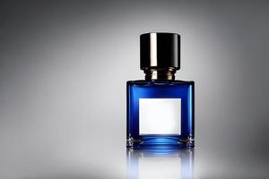 blu bottiglia profumo modello studio sparo, isolato sfondo, bianca etichetta, marketing e Prodotto presentazione. foto