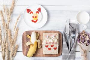 pane e Banana di ragazzo prima colazione. foto