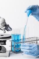 vista frontale sostanze chimiche blu in laboratorio