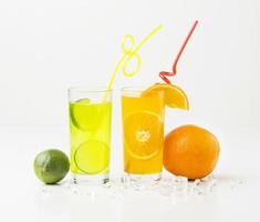 vista frontale bicchieri di succo di frutta con cannucce foto