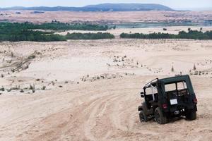 camionetta auto con bianca sabbie. Vietnam deserto, popolare turista attrazioni nel Sud di Vietnam. foto