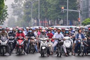 Ho Chi Minh città, Vietnam - dec 14, 2016-incredibile traffico di Asia città, gruppo cittadino su privato veicolo nel corsa ora, mob di persone nel caschi, equitazione moto nel Vietnam, dicembre 14, 2016 foto