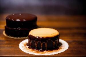 pezzo di torta su un' bianca piatto su un' di legno tavolo. fatti in casa torta con noccioline e Miele. generativo ai foto