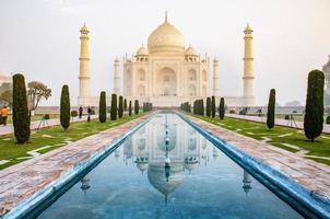 il taj Mahal è un Bianco avorio marmo mausoleo su il Sud banca di il yamuna fiume nel il indiano città di agra, uttar pradesh. foto