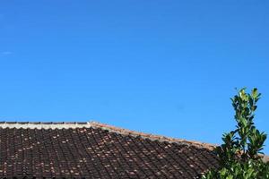 foto di il blu cielo sopra il tetto piastrelle di il Casa