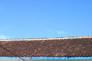 foto di il blu cielo sopra il tetto piastrelle di il Casa