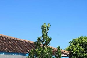 foto di il blu cielo sopra il tetto piastrelle di il Casa