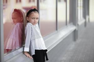 bellissimo ragazza su il street.child nel il città. foto