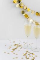 bicchieri di champagne con tavolo lustrini