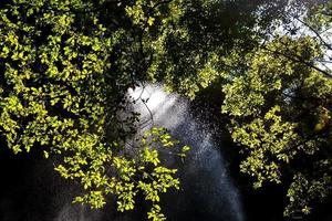 bellissimo acqua spruzzo cascata foto