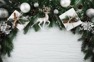 ramoscello di Natale con scatole regalo di cervi d'argento