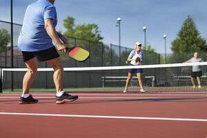 foto di un anziano uomo Tenere un' pickleball racchetta su un' pickleball Tribunale. generativo ai