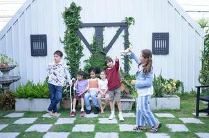 bambini a partire dal internazionale scuole, ottenere insieme per avere divertimento durante il tuo pranzo rompere. foto