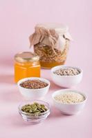 girasole, lino, sesamo, zucca semi e miele per un' salutare immune miscela verticale Visualizza foto