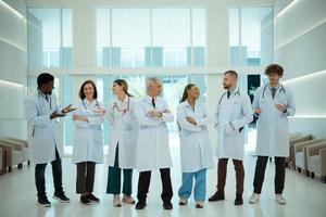 ritratto di medici e medico studenti con vario gesti per preparare per paziente cura foto