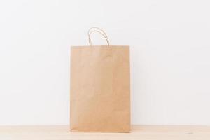 shopping bag marrone su una superficie di legno