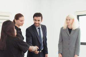 nel il azienda incontro camera giovane dirigenti siamo di brainstorming idee di un' nuovo attività commerciale quello volontà lanciare grande presto. foto