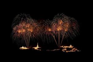 fuochi d'artificio sopra il montagna con il antico reale palazzo conosciuto come Phra nakhon Chiri, Tailandia, foto