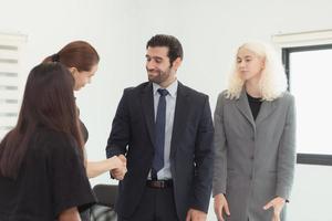 nel il azienda incontro camera giovane dirigenti siamo di brainstorming idee di un' nuovo attività commerciale quello volontà lanciare grande presto. foto