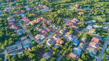 Quartiere con Residenziale case e vialetti. foto