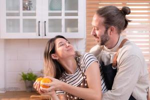 padre e madre nel il di casa cucina avere un' bene tempo fabbricazione cena insieme mentre in attesa il ritorno di il giovanotto a partire dal scuola foto