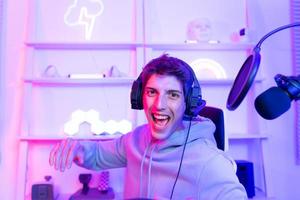 il vincente umore di un' professionale gamer quello è dove il denaro contante e celebrità venire da. foto