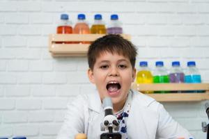 poco ragazzo nel scienza aula esso è il base per il processi di sistematico pensiero, ragionamento, osservazione, dati collezione. come bene come analisi per in lavorazione foto