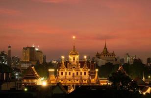 nel il buio notte, Là era ancora un' d'oro leggero nel il centrale di bangkok Tailandia, il d'oro pagoda chiamato il d'oro montagna tempio, turista attrazioni quello turisti visitare per culto foto