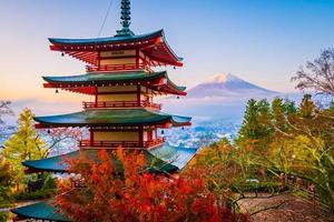 bellissimo paesaggio di mt. fuji con pagoda chureito foto