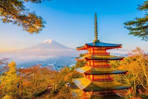 bellissimo paesaggio di mt. fuji con pagoda chureito foto