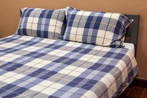 plaid letto con cuscino nel il Camera da letto interno foto