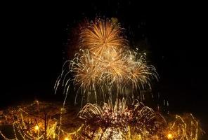 fuochi d'artificio sullo sfondo del cielo scuro foto